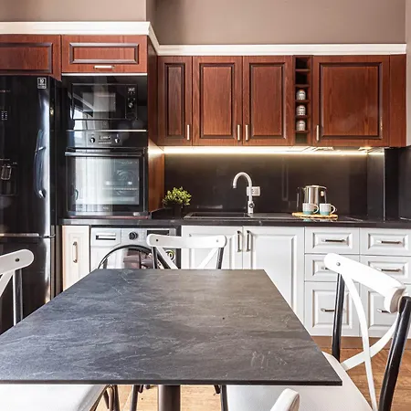 Brownie Luxury 1 With Balcony Full Kitchen 3 Min To